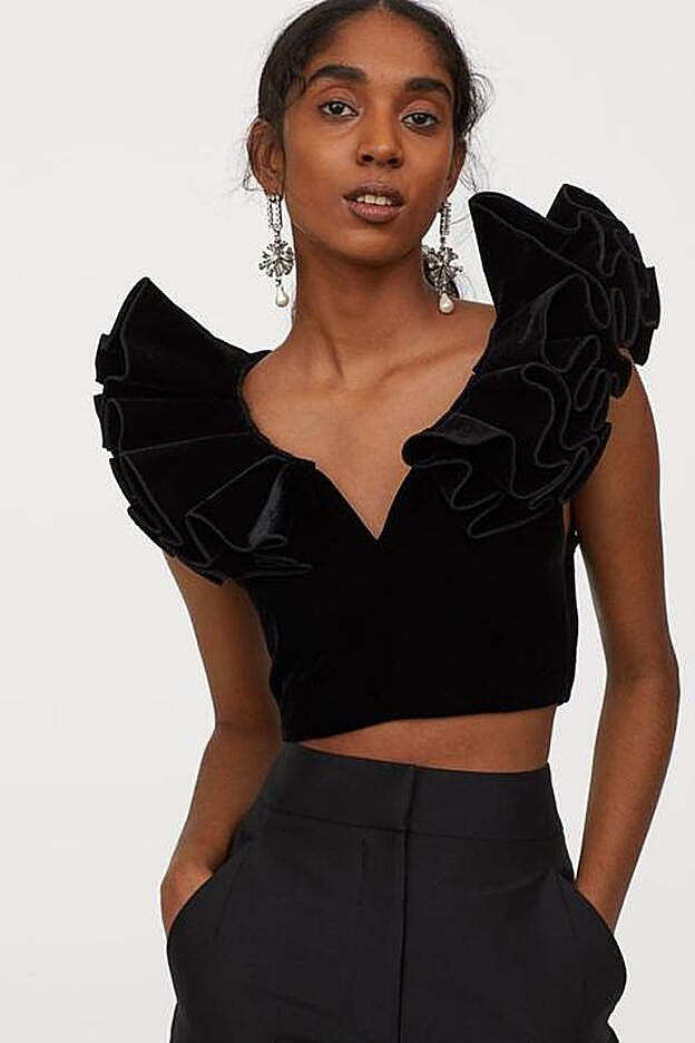 Cuenta con maxivolantes en los hombros y escote en pico súper favorecedor.