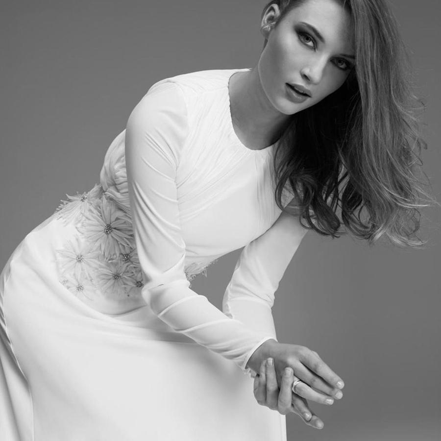 Detalle de flores bordadas del modelo Irina de la nueva colección de novias de Victoria.