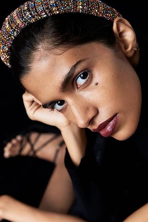 Diadema acolchada con aplicación de joyas multicolor.