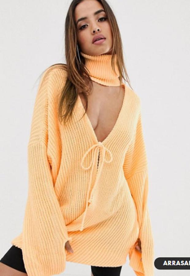 Jersey con abertura en la espalda, cuello vuelto  y diseño cut out de In the Style, 30,99 euros.