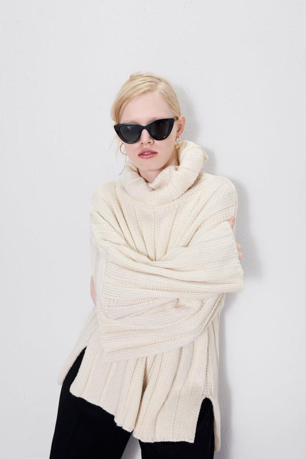 Jersey amplio de punto con cuello subido bajo y aberturas, 39,95 euros.