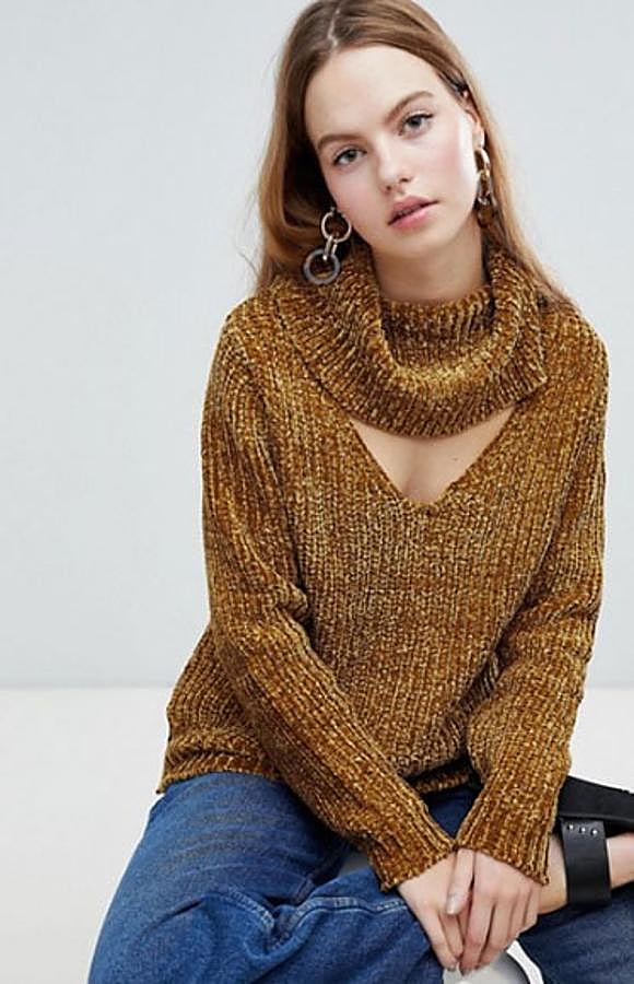 Jersey de canalé grueso con cuello vuelto amplio  y diseño cut out de QED London, 11,99 euros.