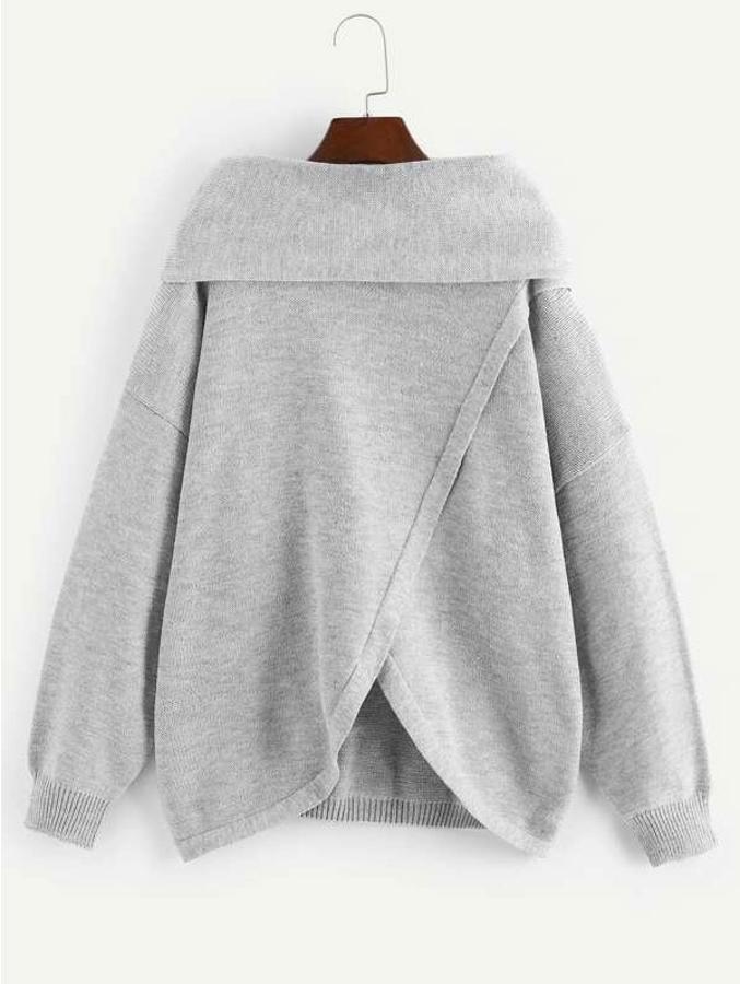 Jersey cruzado de cuello alto en color gris, 22 euros. 