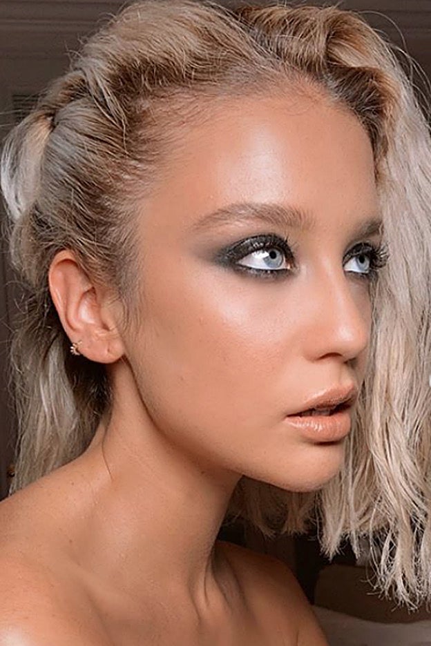 El maquillaje nude con ojos muy ahumados que María Pedraza ha llevado en el front row de Balmain, en la Semana de la Moda de París.