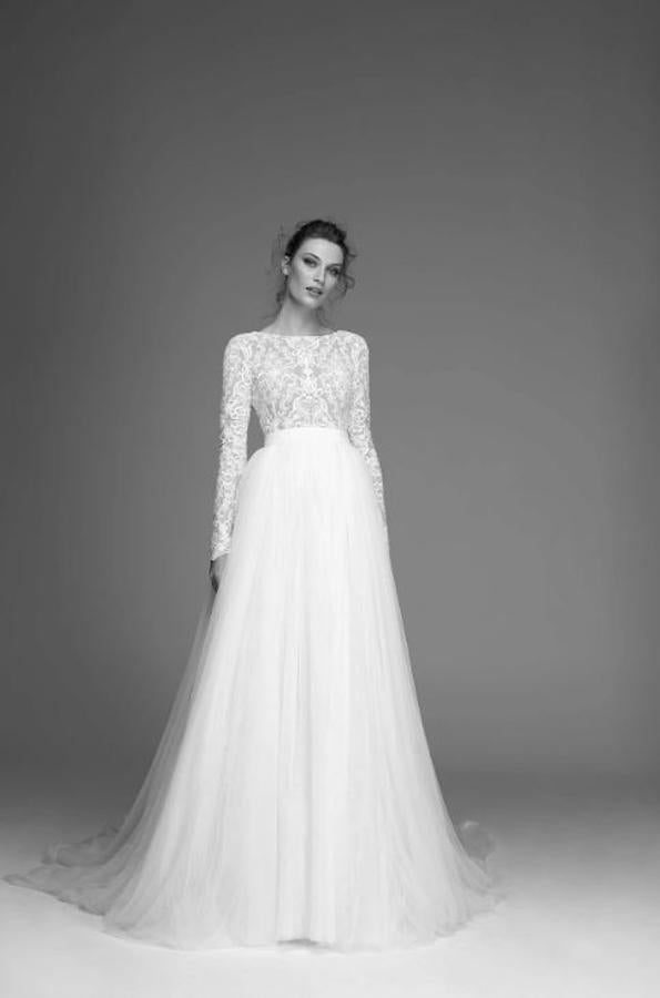 Vestido de tul bordado con cuello barco, manga larga y espalda abierta.