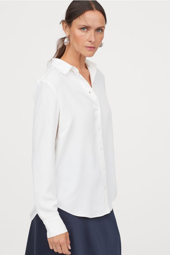 La camisa es un básico esencial en cualquier look working girl. Si todavía no tienes la tuya, ficha esta de H&M en tejido crepé a la que vas a sacar tanto o más partido como a tus jeans favoritos. ¡Pega con todo! (14,99 euros).