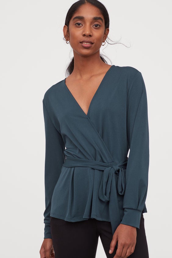 Camiseta cruzada con escote a pico. ¿Con qué? Con faldas, pantalones o jeans. ¡Super ponible! (19,99 euros).