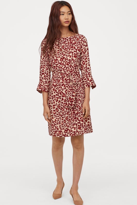 El vestido con el largo perfecto para acudir a la oficina. Atrévete con el estampado de leopardo y sal de los colores monótonos y aburridos. (24,99 euros).
