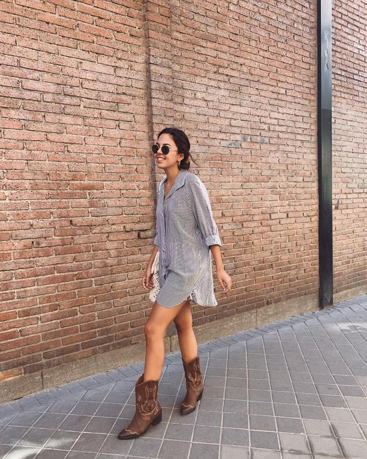 Andrea Rueda optó por combinar estos botines cowboy marrones de Stradivarius con una camisa oversize a modo de vestido.