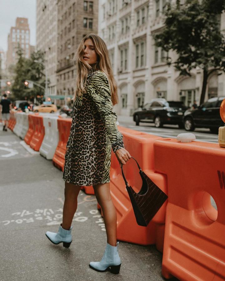 Belén Hostalet ha utilizado estos botines cowboy de Mango en color azul para  actualizar los looks de leopardo .