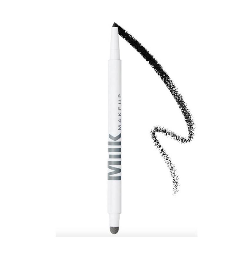 Cuenta con una fórmula muy pigmentada e impermeable al agua que resiste en su sitio durante toda la jornada. El perfilador incluye un extremo afilado para realizar trazos precisos y un extremo de esponja para difuminar y crear ahumados. Disponible en diferentes acabados, desde el mate al metálico en seis colores. (17,95 €).