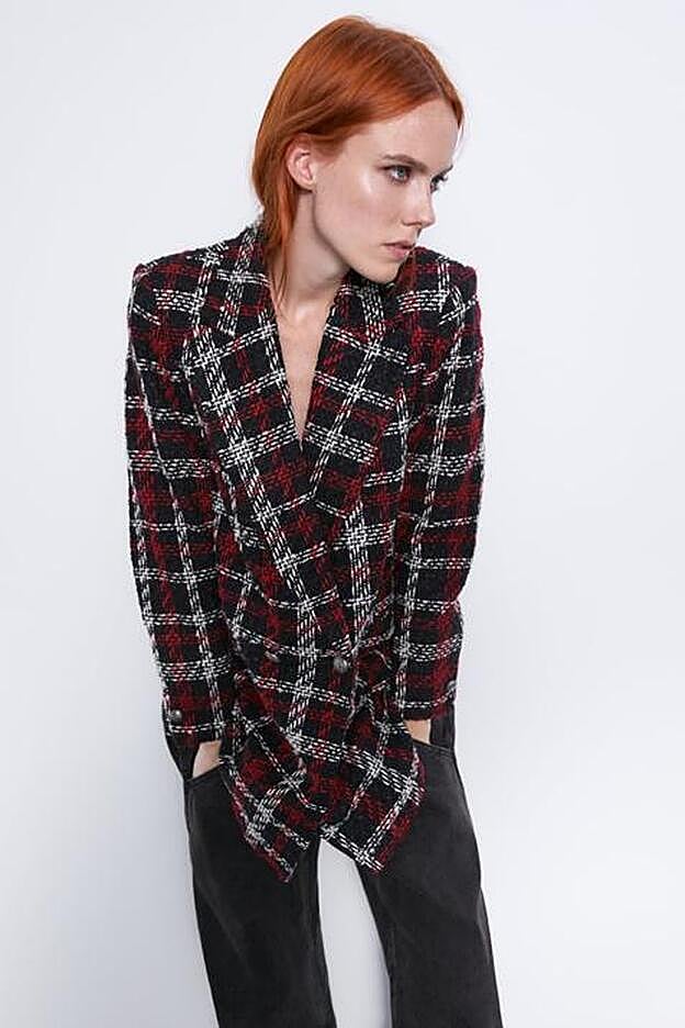 Una americana de tweed de Zara que opta por un precioso tono granate.