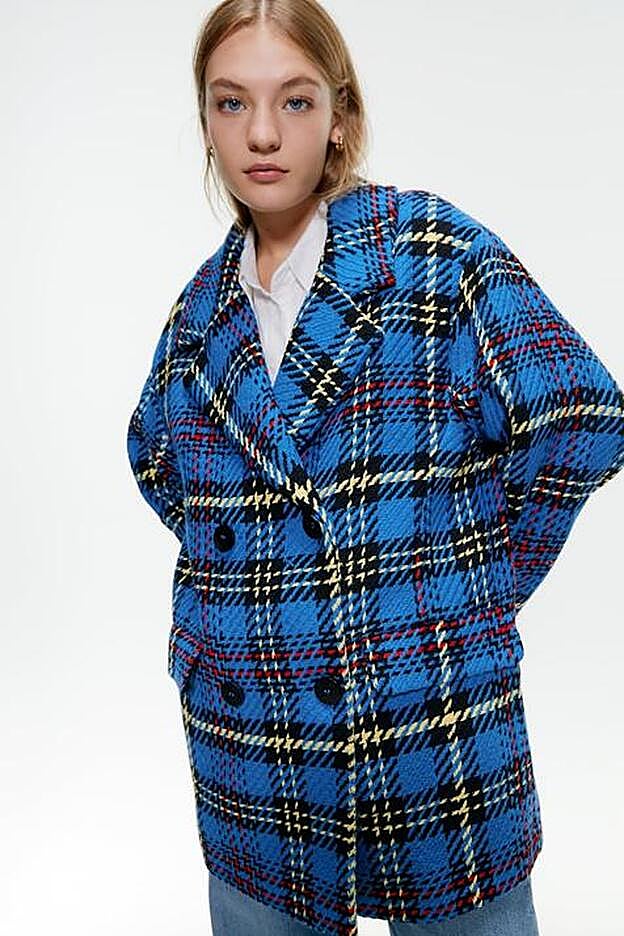 En una versión más abrigada, esta chaqueta de tweed de Zara en azul.