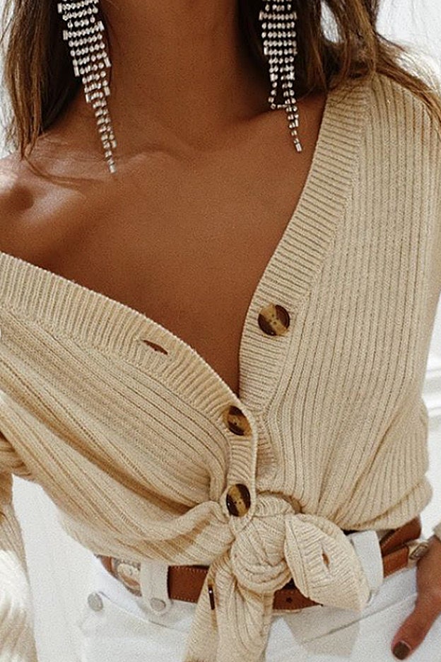 Detalle del nudo con el que Sincerely Jules actualiza su cárdigan básico este otoño.