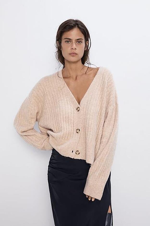 Una chaqueta de punto parecidísima a la que lleva Sincerely Jules para afinar su cintura.