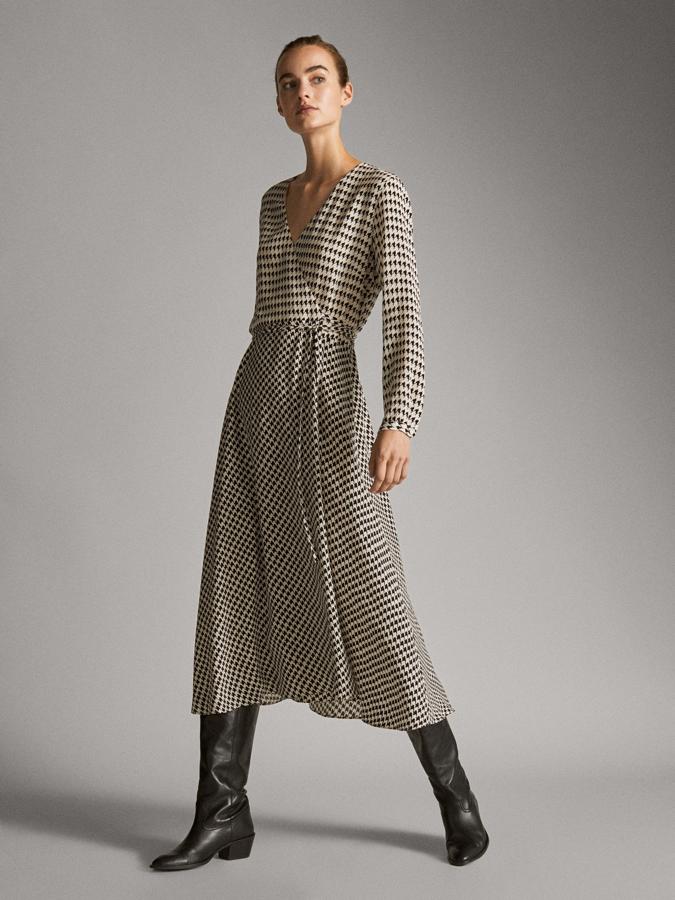 El de pata de gallo es uno de los estampados más famosos de este otoño y este vestido mezcla el print en verasión grande y pequeña (99,95 euros).