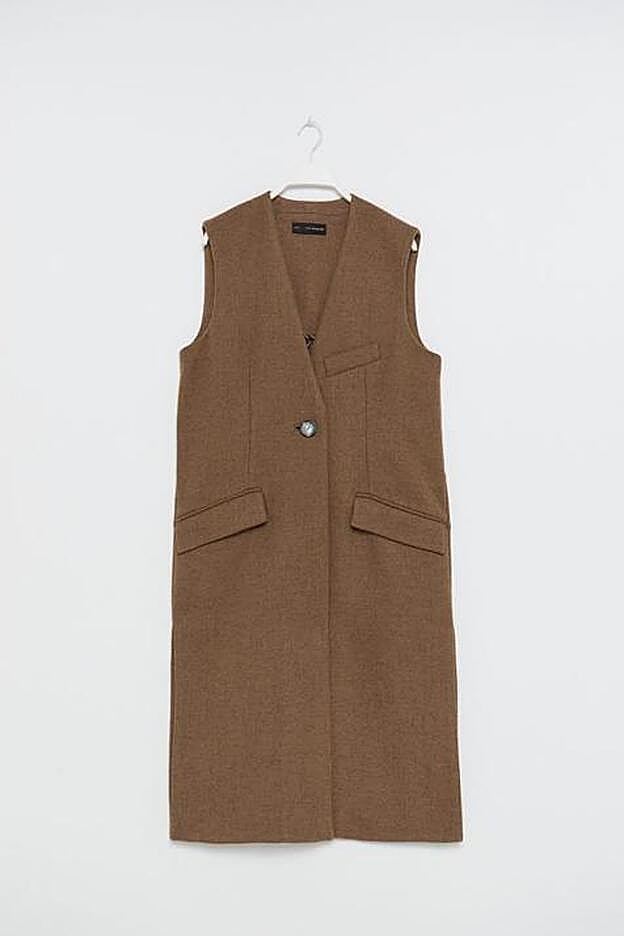 Chaleco recto largo en color marrón, 69,99 euros.