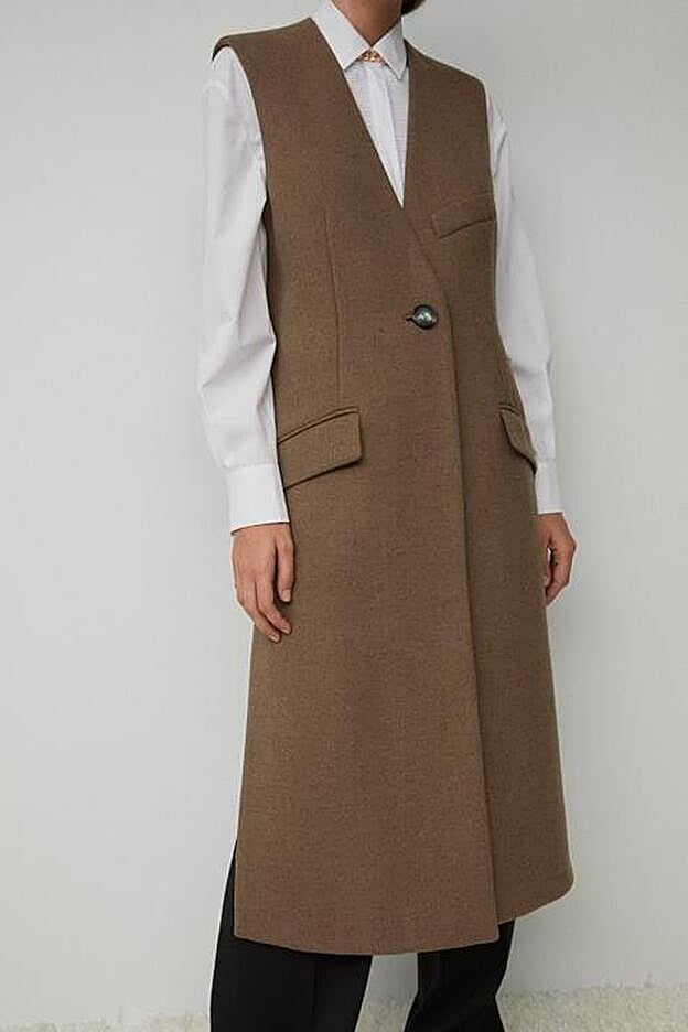 Esta opción con camisa blanca y pantalones de pinza es ideal para tus looks de entretiempo.