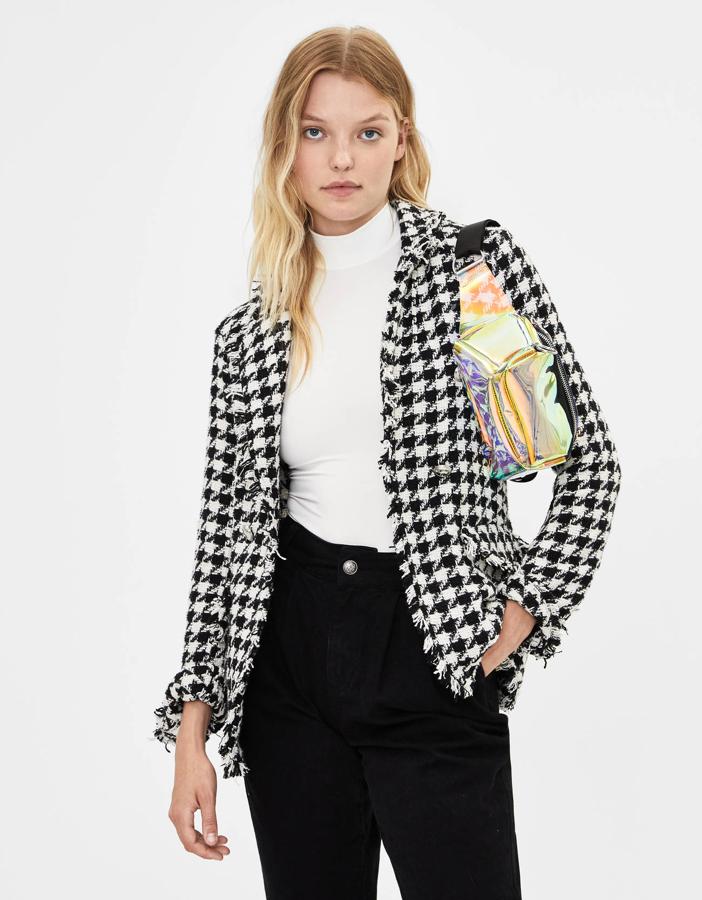 Chaqueta de tweed con solapas y puños desflecados, de Bershka (39,99 euros).