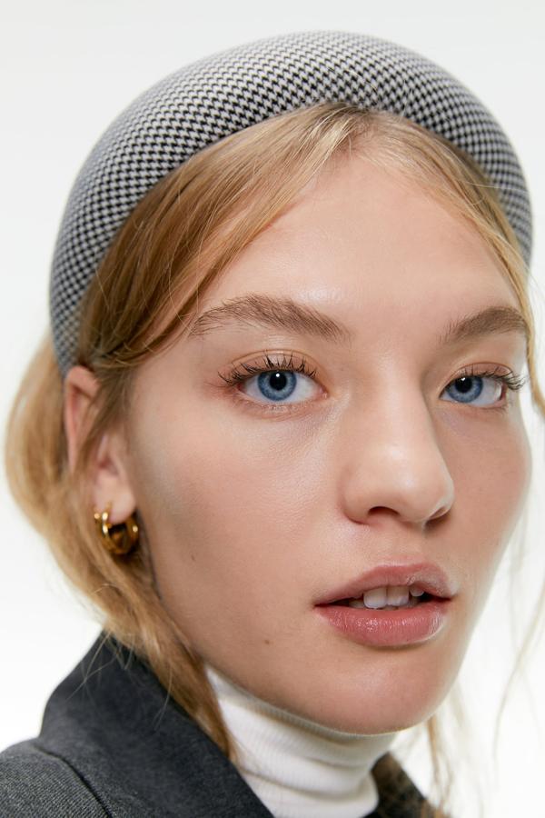 Diadema acolchada con estampado pata de gallo, de Zara (9,95 euros).