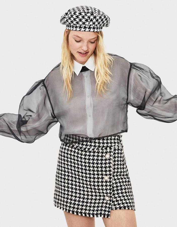 Minifalda con bajo desflecado y botones joya, de Bershka (22,99 euros).