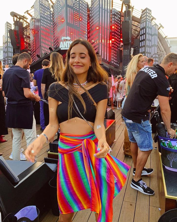 María disfrutó el verano a tope y uno de los días que pasó en Formentera lo hizo con esta falda multicolor con  un estampado que llevaron muchas influencers .