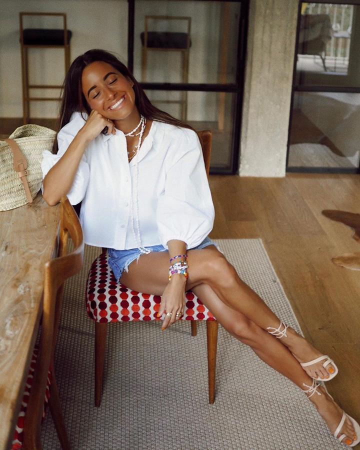 Con una camisa blanca, pero bien elegida, ella va así de bien. Esta es de Zara.