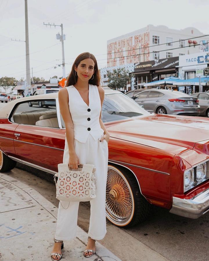 Si se lleva el chaleco, ella se lo pone. Pero como decíamos, siempre con looks minimalistas y muy limpios. Este es de Oysho de este verano.