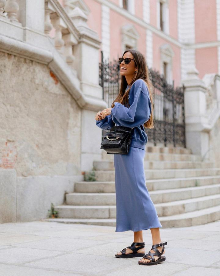 María apuesta por looks cómodos  como este sport chic en azul de falda de raso y sudadera .