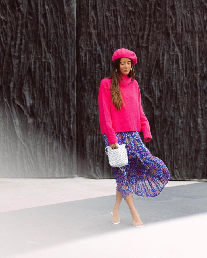 Romántico y muy vistoso.  Con este look empezaba el otoño la ifluencer , con vestido, jersey y boina en rosa flúor de una firmas diferentes a las que nos tiene acostumbradas.