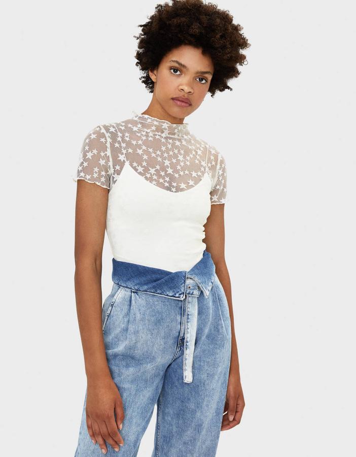 camiseta blanca semitransparente, con aplicación de estrellas, cuello alto y manga corta (9,99 euros).