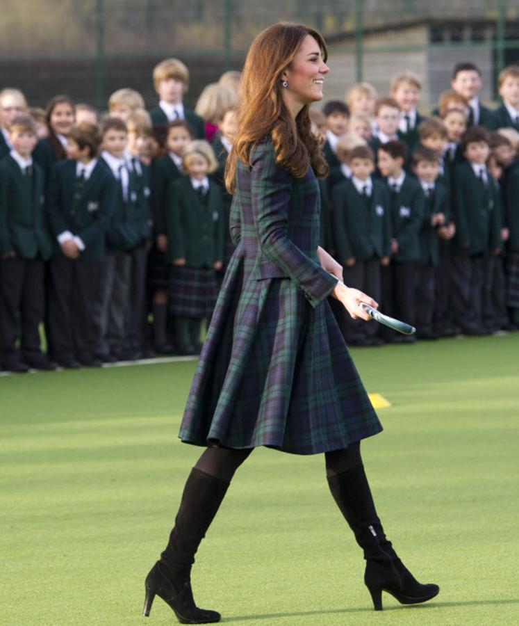 El famosísimo abrigo a cuadros verdes que Kate Middleton lució en una visita a su antiguo colegio, en 2012. Es una de las muchísimas prendas evocadoras del tartán escocés que guarda en su armario.