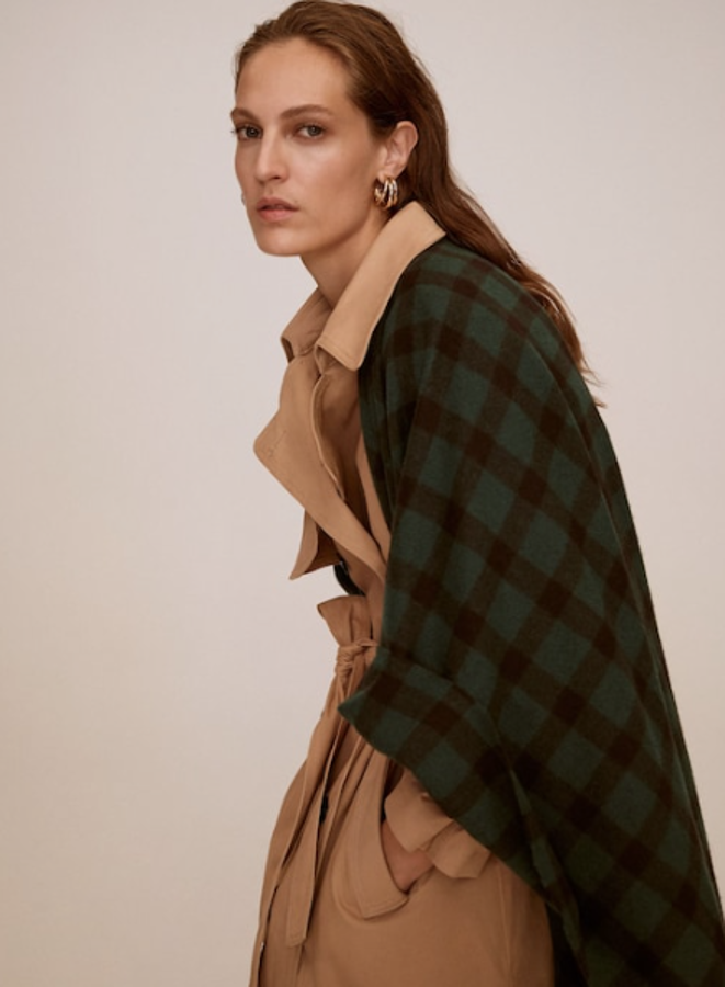 Poncho de cuadros con flecos (35,99 euros). Tiene un diseño desestructurado de 117 centímetros de largo.