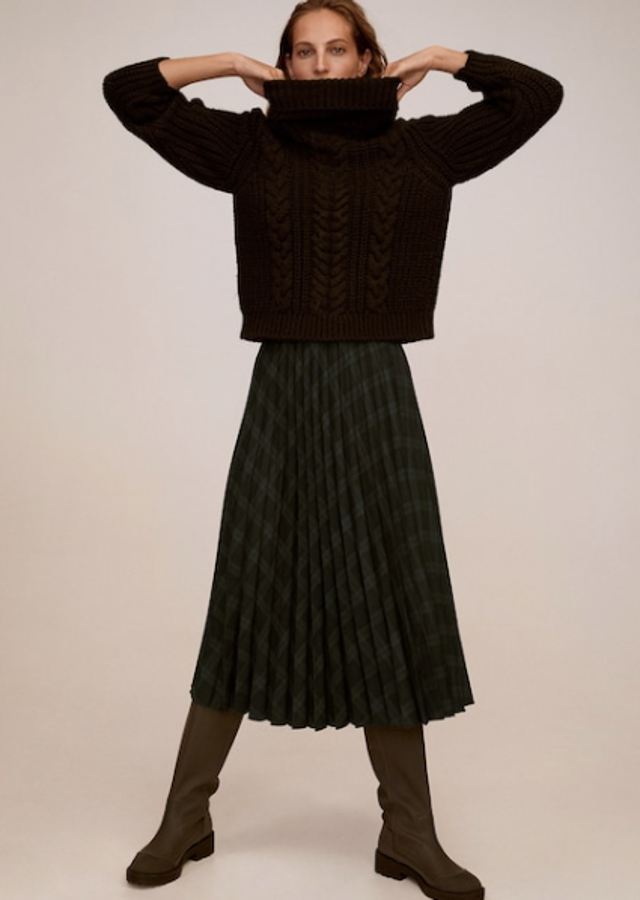 Falda plisada a cuadros en tejido plisado y estampado de cuadros (49,99 euros). Lleva una silueta acampanada y la cintura elástica.