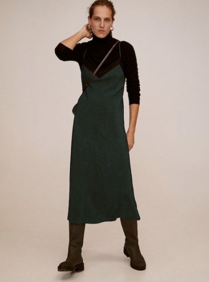 Vestido lencero de encaje (25,99 euros) en un tejido con textura. Lleva escote de pico.