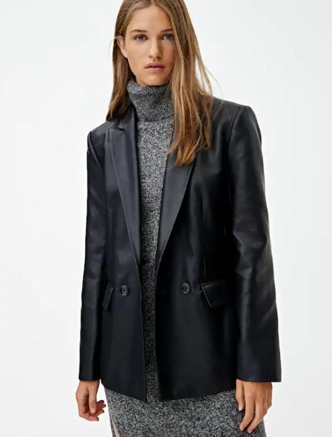 De corte tipo blazer, es una alternativa al resto de opciones que te puede servir, por ejemplo, para un impecable look de oficina.  Esta es de Pull&Bear  (29,99 euros).
