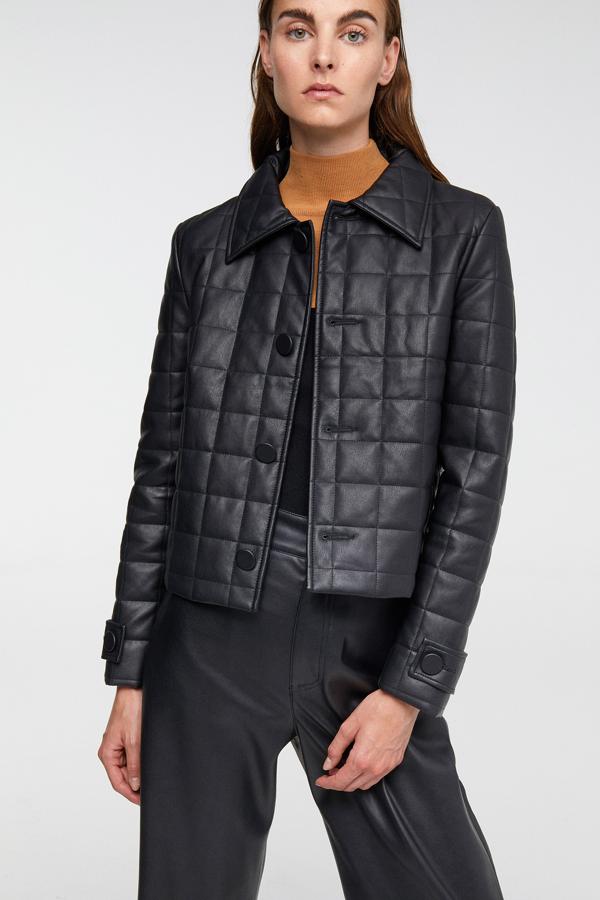 Ojo con los acolchados que están por todas partes. En Sfera plantean la opción de chaqueta de cuero mullida con cuello camsiero. ¿Te atreves? (49,99 euros).