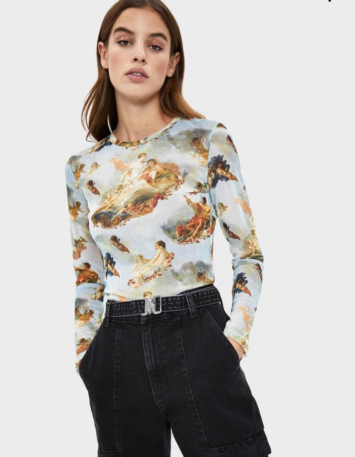 Camiseta de tul con ángeles estampados sobre fondo azul cielo (12,99 euros).