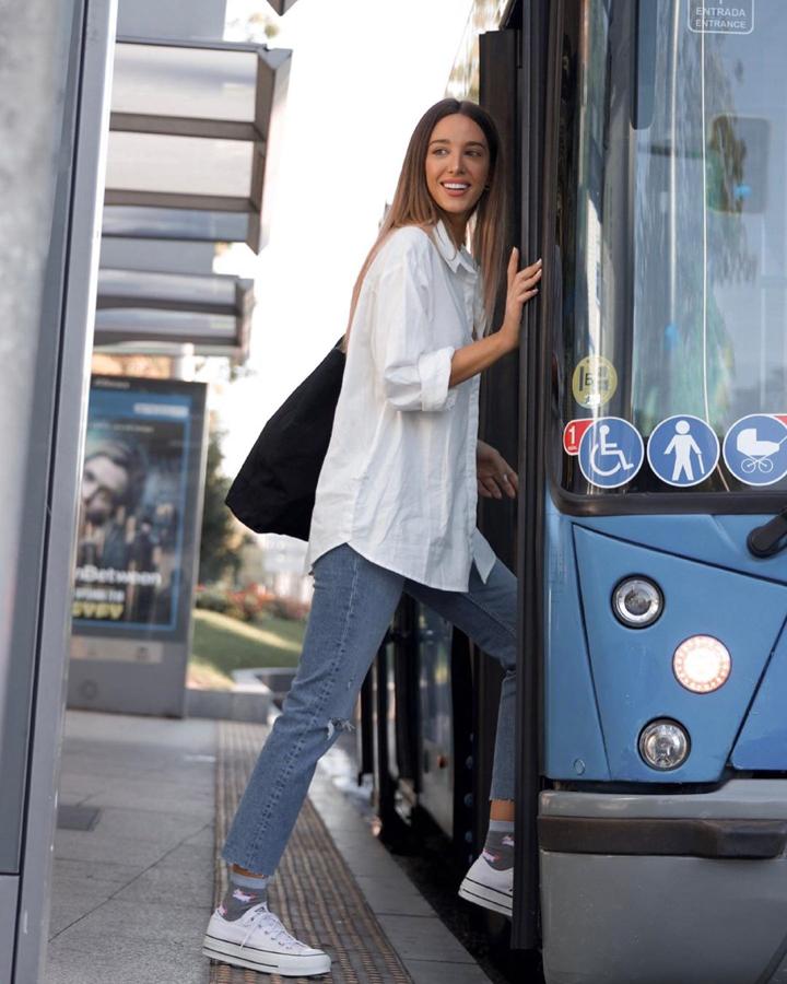 Teresa Bass se unió a  la moda de la camisa blanca oversize o que puedes robarle a tu chico . La combinó con Converse y jeans claritos.