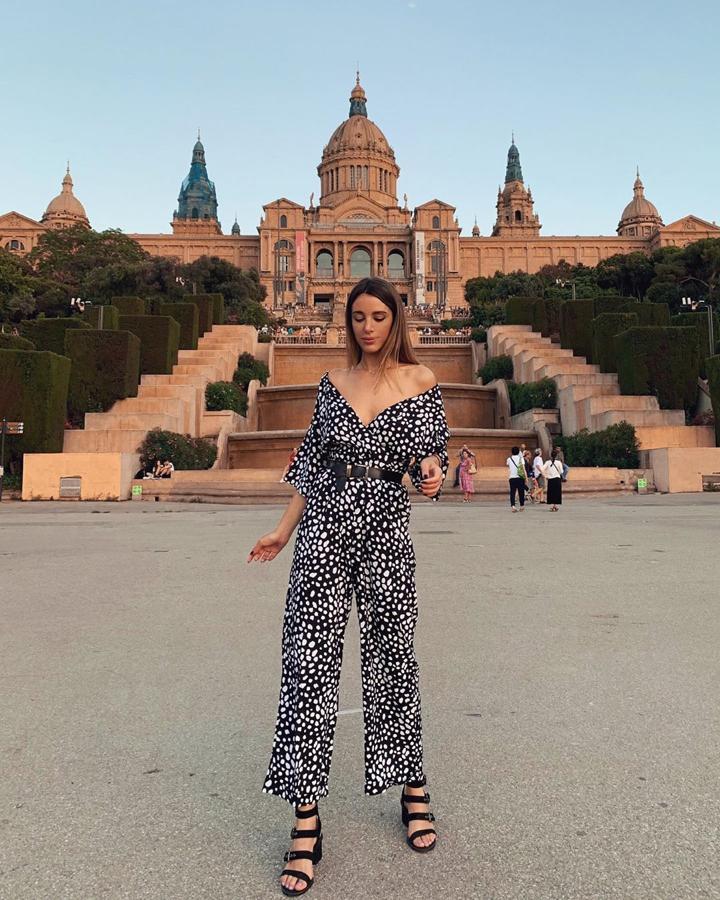 Con motivo del Prime Day, Teresa Bass nos descubrió este  mono estampado de Amazon  que combinó con sandalias negras.