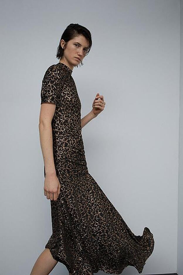 El vestido realza la figura gracias a su tejido arrugado y ligeramente elástico. Cuesta 29,99 euros en Sfera.