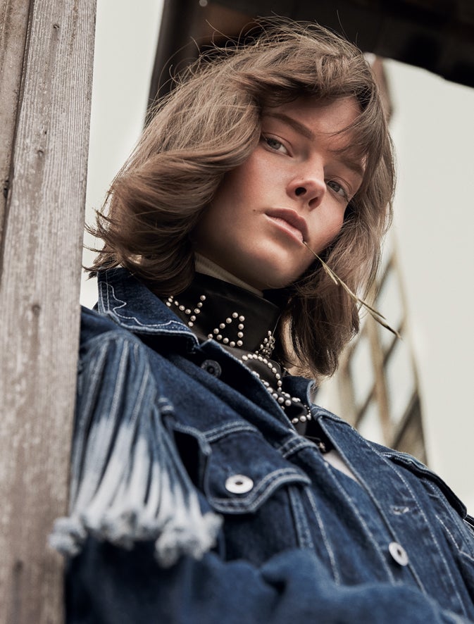 Jersey de cuello vuelto de El Corte Inglés, pañuelo de piel de Chanel y chaqueta de Levi’s.