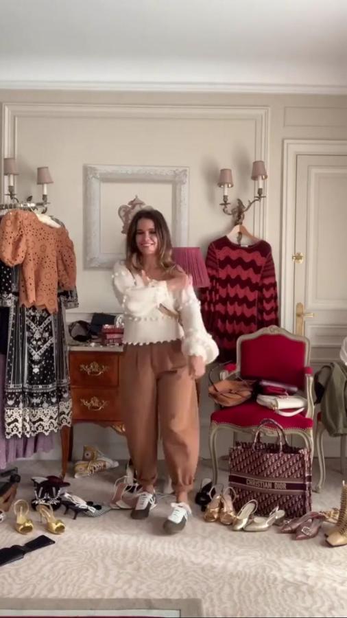 Por último, collage Vintage demostró con un look casual y para el día que todas podemos copiar que los slouchy jeans de Zara son perfectos. Los combinó con un jersey crudo de borlas y unas zapatillas verde caqui y blancas de Loewe.