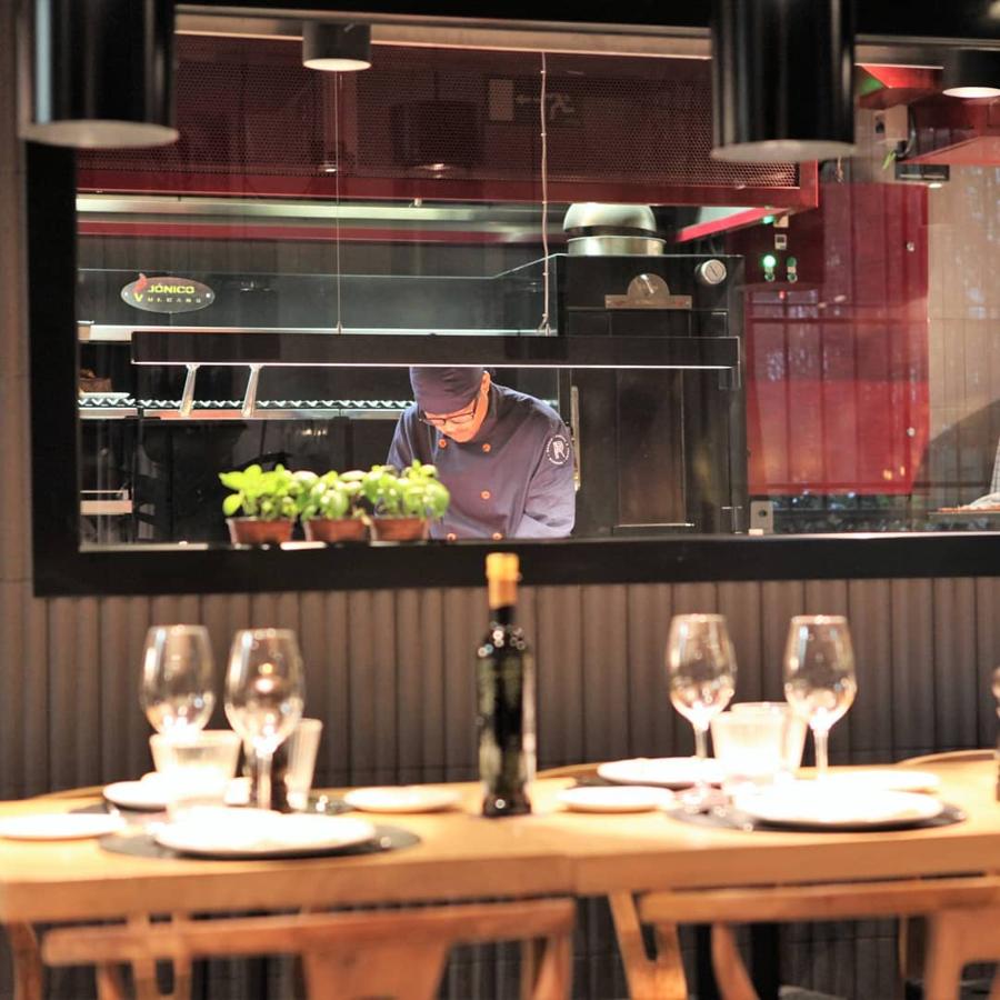 Roostique, en Augusto Figueroa, 47, que además de sus carnes imponentes durante el otoño nos seduce con las más de 60 variedades de tomates de su propia huerta de Ávila.