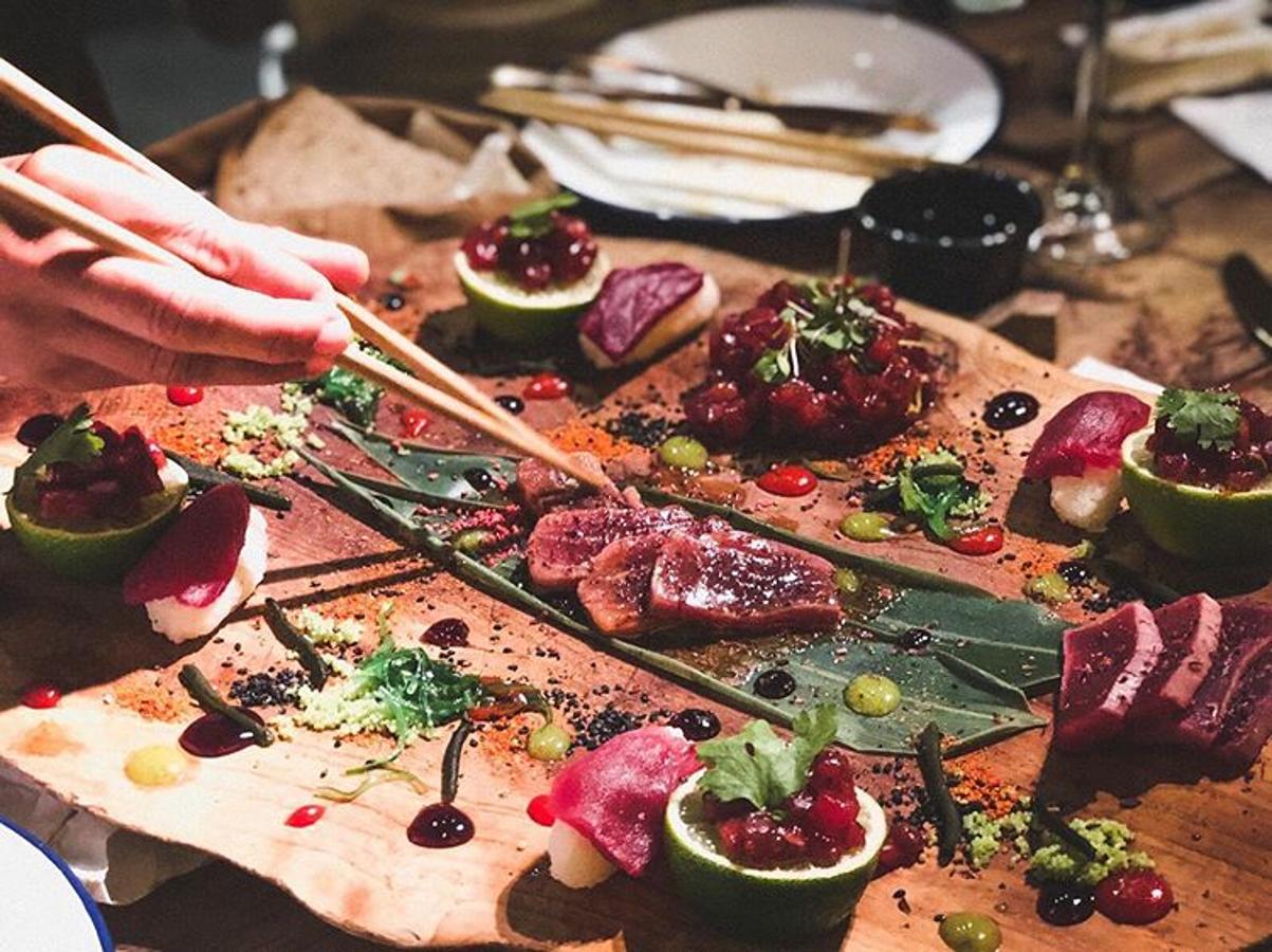 Zoko Madrid (en la Avenida de Menéndez Pelayo, 27), la propuesta de cocina fusión (Méjico, Japón y el Mediterráneo) más irreverente, deliciosa y gamberra de Madrid. Imprescindible para amantes del buen atún.