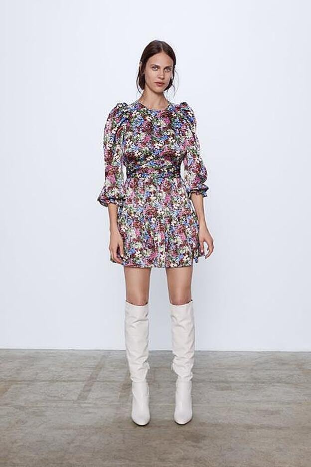 Vestido mini estampado con cuello redondo y manga larga acabada en elástico, 39,95 EUR.