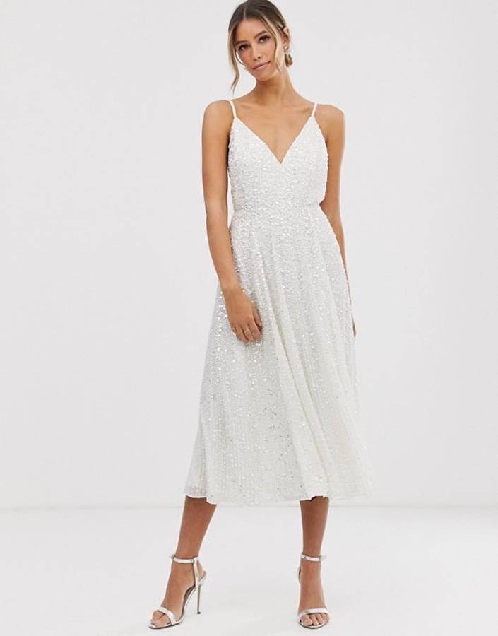 Cada vez más nos gustan más las novias de corto para ceremonias civiles de día. Y este vestido joya midi es uno de los más bonitos, elegantes (y baratos) que hemos visto jamás. Es de Asos, y cuesta 207.99 euros.