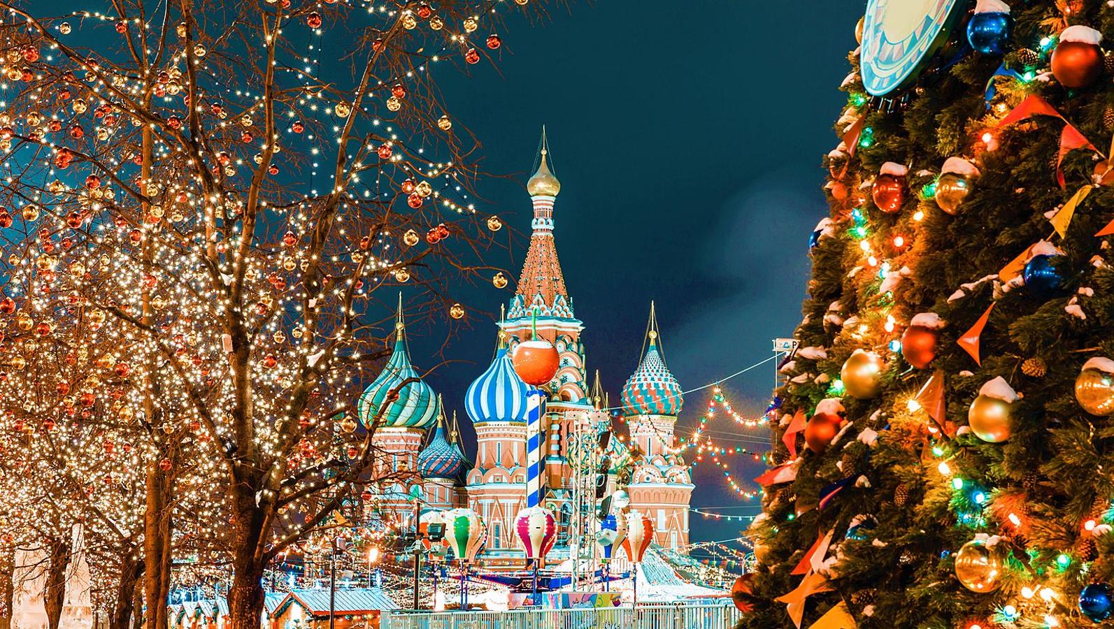 Aunque las navidades como tal se celebran un poco más tarde, según el calendario ortodoxo, eso no impide que durante los últimos días de diciembre sea posible vivir el ambiente navideño de la Plaza Roja de Moscú, con la mayor feria navideña de Rusia, y disfrutar de sus pistas de patinaje. El cuento continúa hacia San Petersburgo, donde la nieve ya ha dejado caer varios copos en sus impresionantes monumentos, creando un paisaje mágico que invita a pasear, refugiarse en sus cafés y restaurantes para disfrutar de la gastronomía típica y vivir momentos únicos, como un espectáculo de ballet de El Cascanueces.