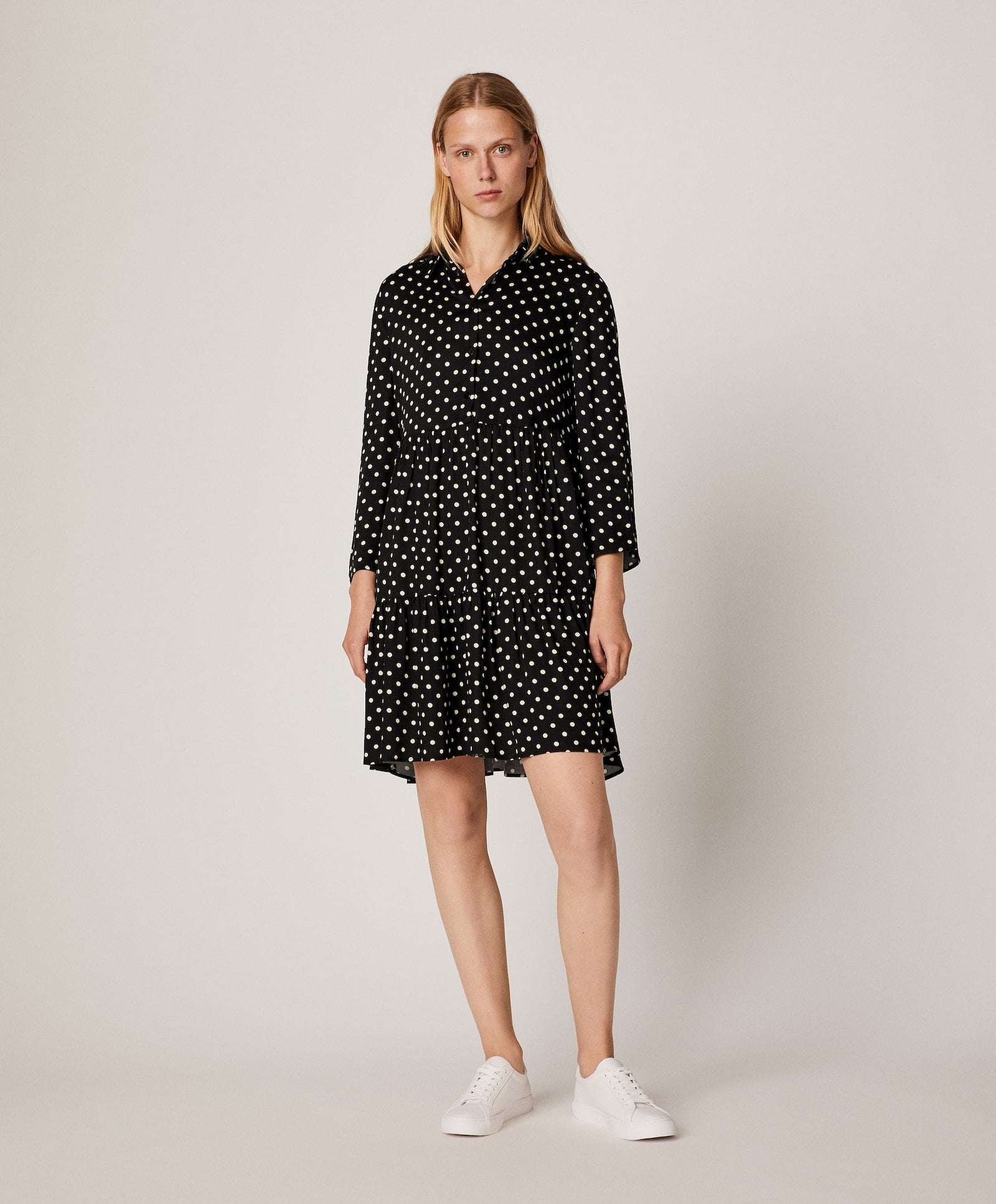 Podemos prometer y prometemos que hace un par de temporadas Zara vendió un vestido idéntico a este camison corto con estampado de lunares de Oysho por el mismo precio (29.95 euros). Y sí, nos encanta cómo queda con unas zapatillas blancas.