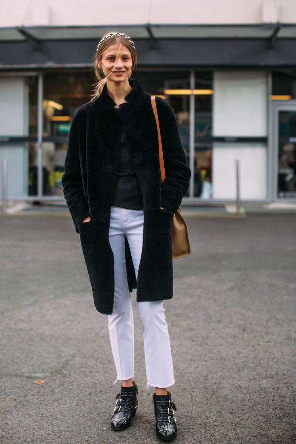 Trenzada es otra opción. Esta mezcla varios colores y nos encanta como contrapunto a un estilismo en blanco y negro.